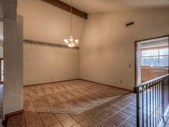 4th image of 927 S Moccasin Pl