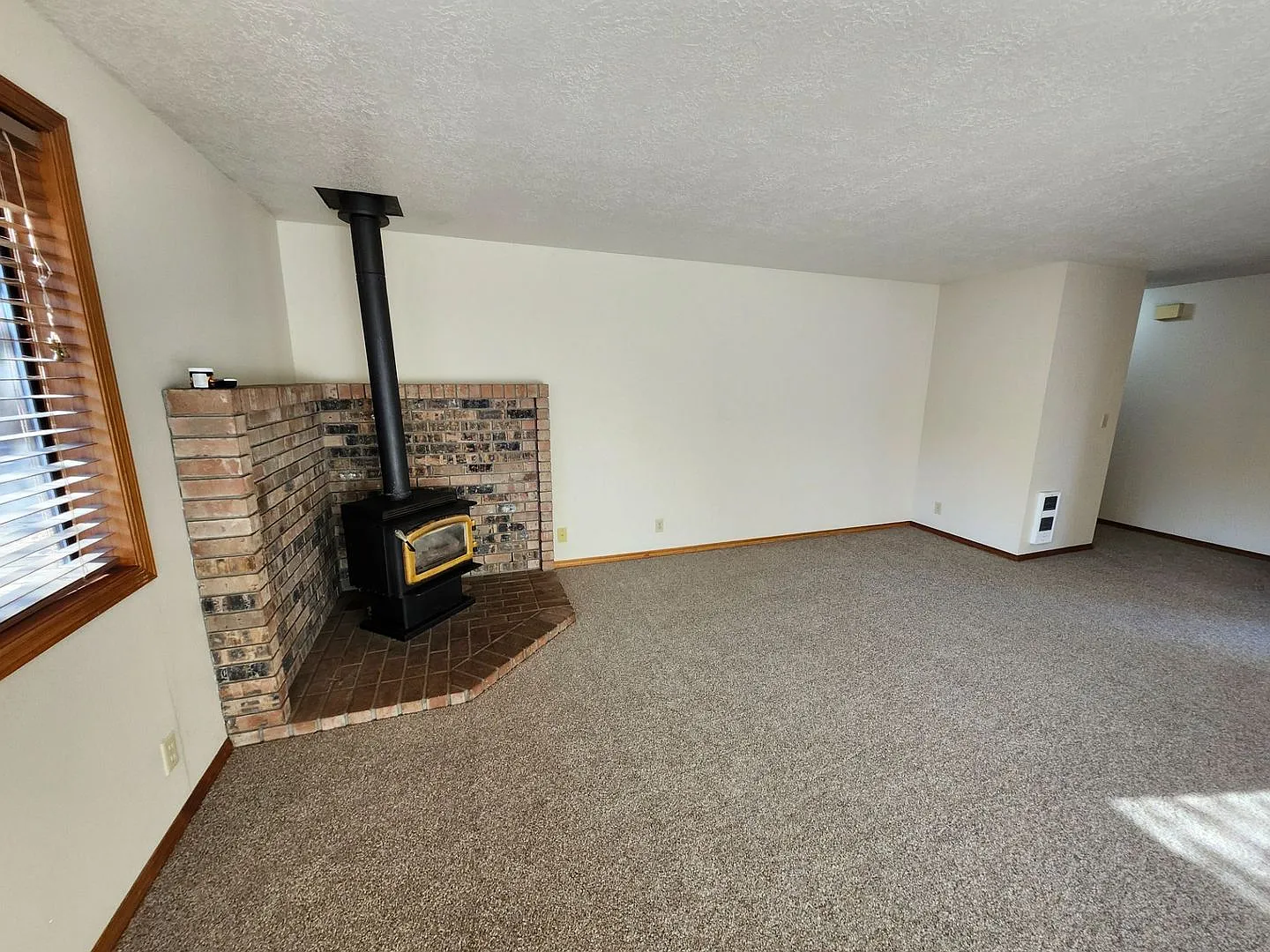 3 Bed/2 Bath Single Level Home near Parks and Schools - Daggett Lane — Photo 2