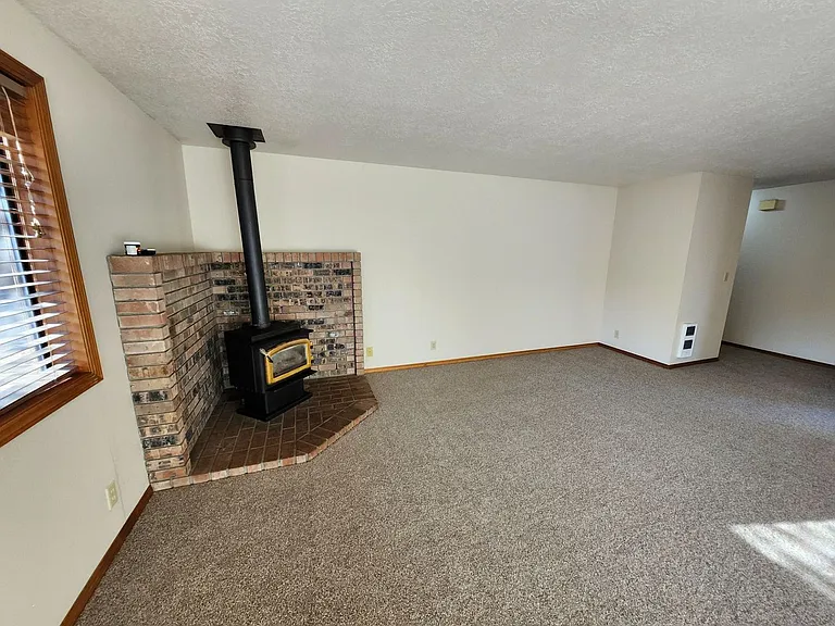 2858 NE Daggett Ln — Photo 2