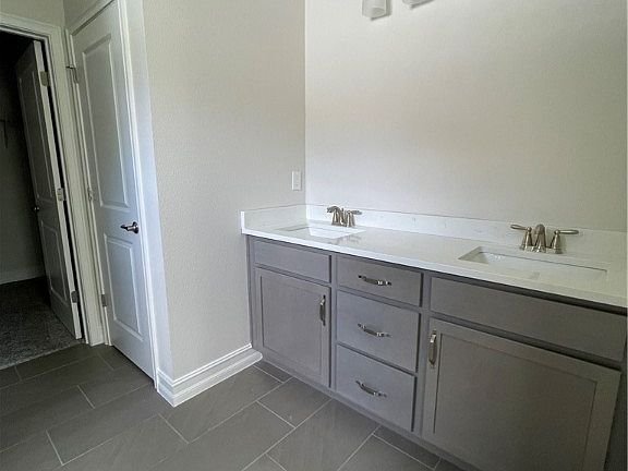 5th image of 54 Woodfield Cir