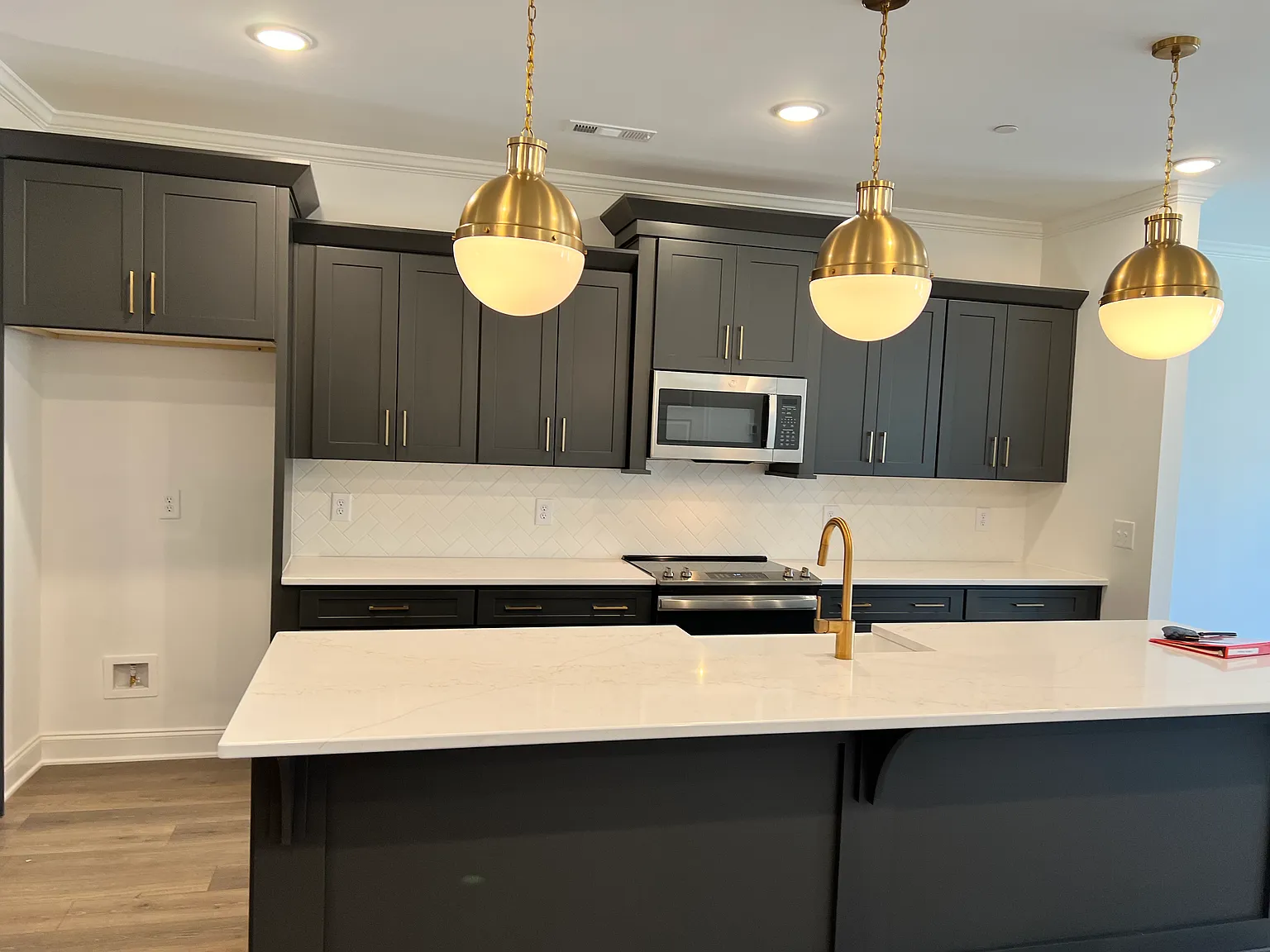 3 bed, 2.5 bath, 2308 sqft, $3,300 — Photo 2