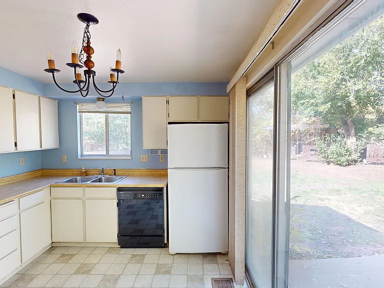 451 Loveridge Dr — Photo 30