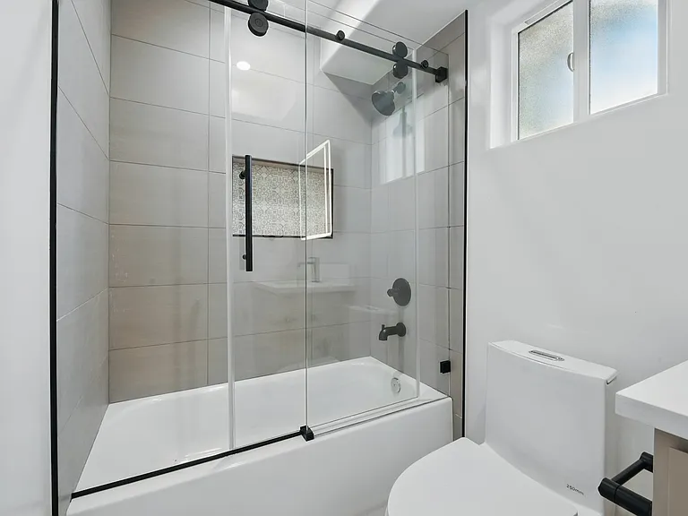 8234 Blackburn Ave #8236-1/2 — Photo 36