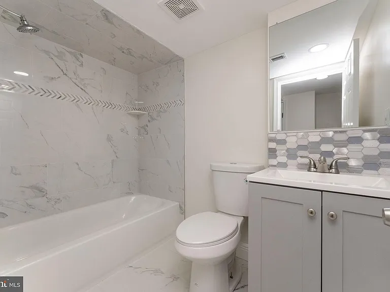 5426 Webster St — Photo 31