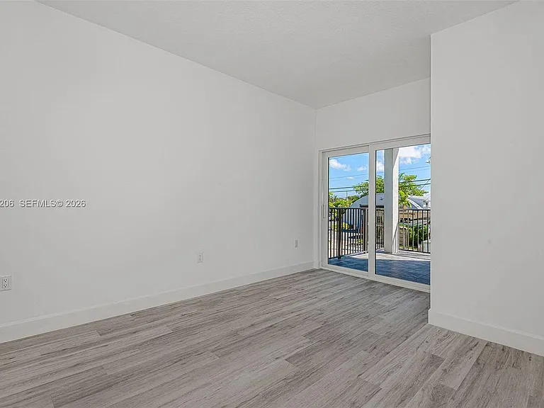 635 NW 30th Ter — Photo 3