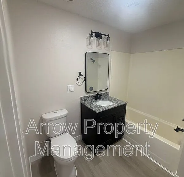 1015 W 14th St #8 — Photo 14