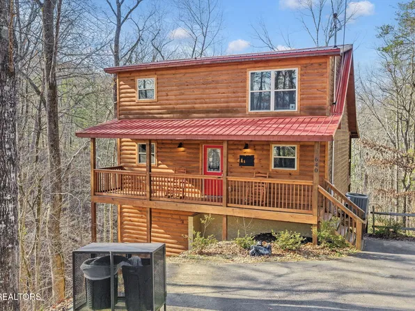 640 Country Oaks Dr, Pigeon Forge, TN 37863