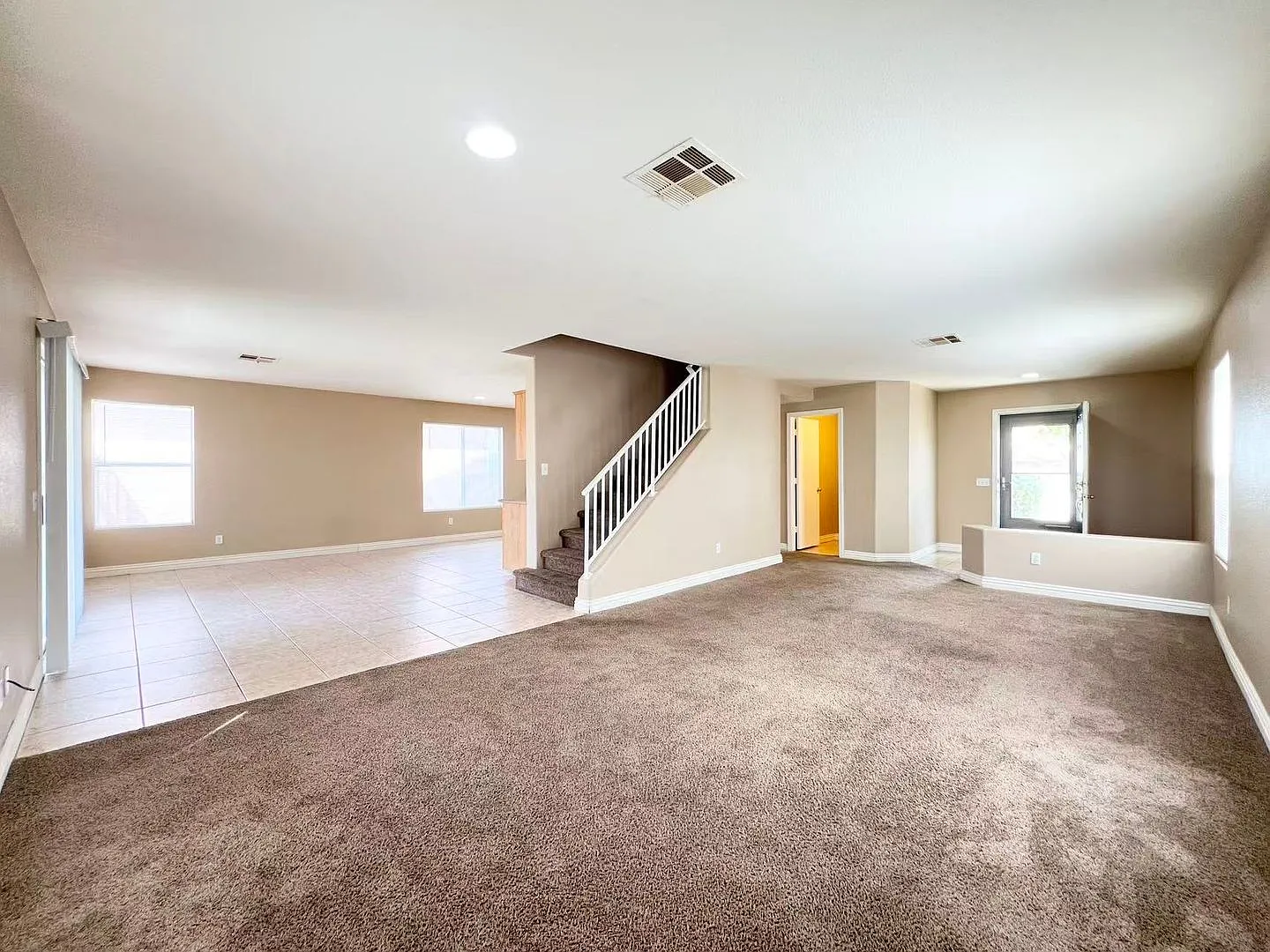Superb Conditions 2 Story House Near Summerlin — Photo 3