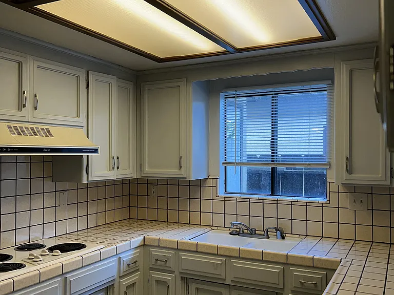 305 E 4th St #F — Photo 13