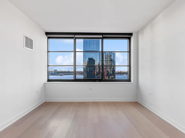 515 West 38th Street image 8 of 27