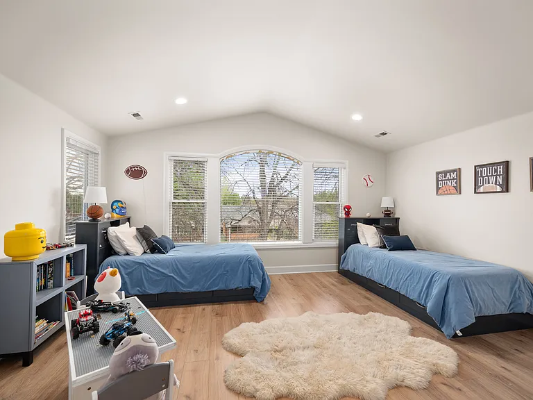 559 Jackson St — Photo 24
