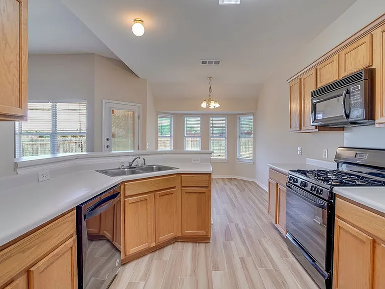 1013 Lantana Ln — Photo 9