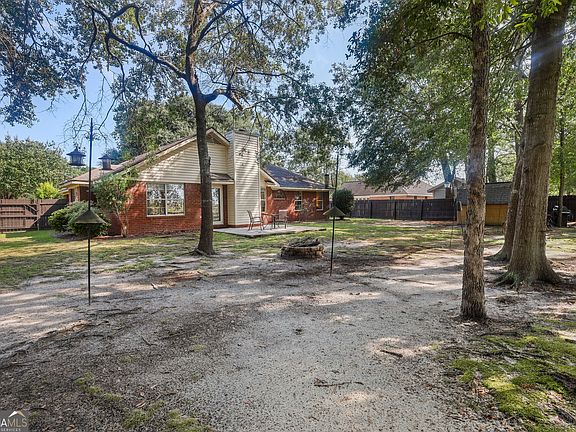 3rd image of 135 Hawthorne Dr