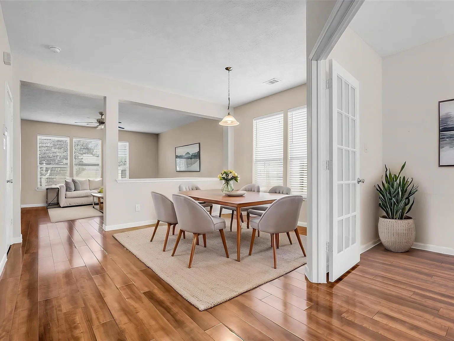 4 bed, 2.5 bath, 2810 sqft, $2,300 — Photo 4