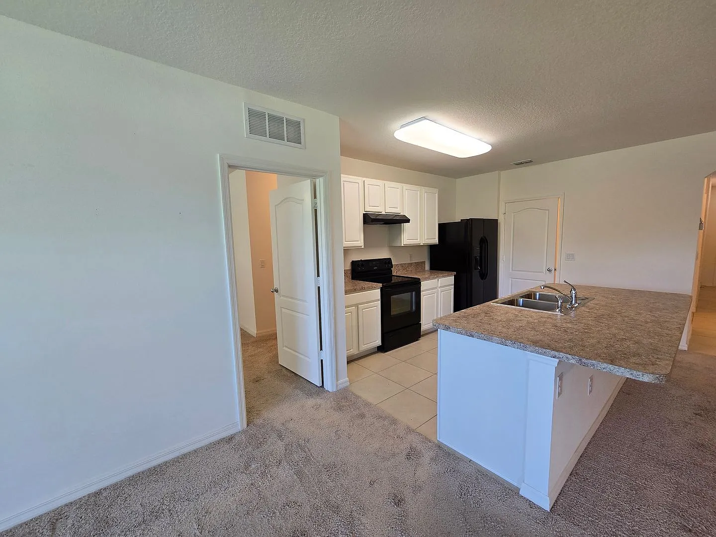 Beautiful 3 bedroom 2 Home in the gated community of Fisherman's Cove — Photo 2