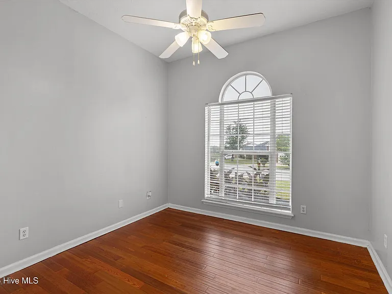 546 Jackson St — Photo 20