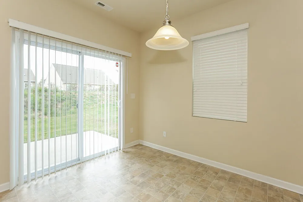 4 bed, 2.5 bath, 2020 sqft, $3,060 — Photo 4