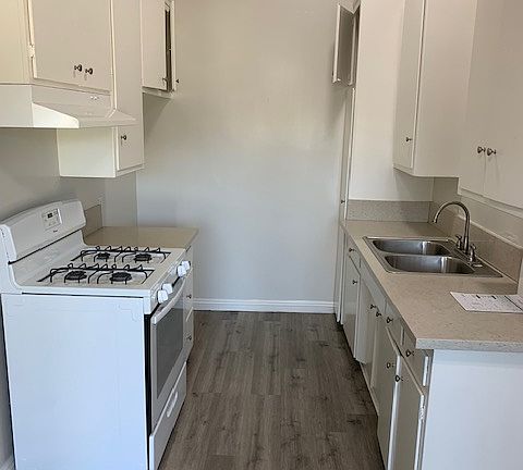 3rd image of 819 Sunset Blvd #14
