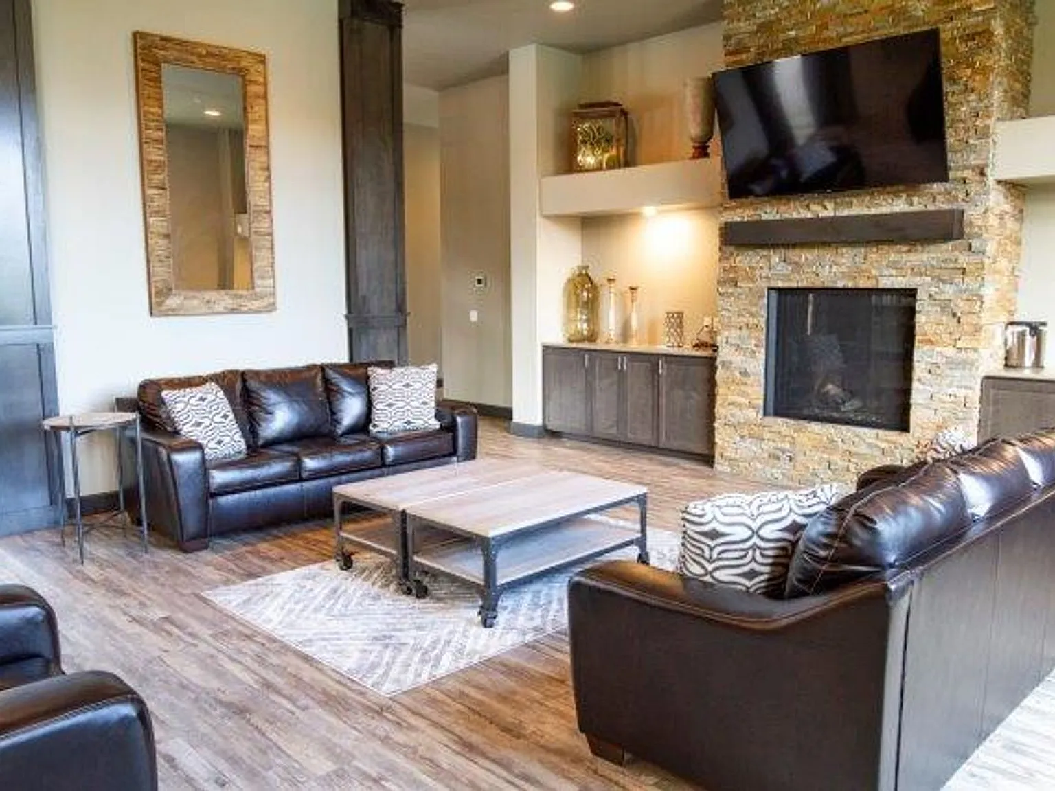 2 Bedroom 1 Bath 957 sq ft — Photo 4
