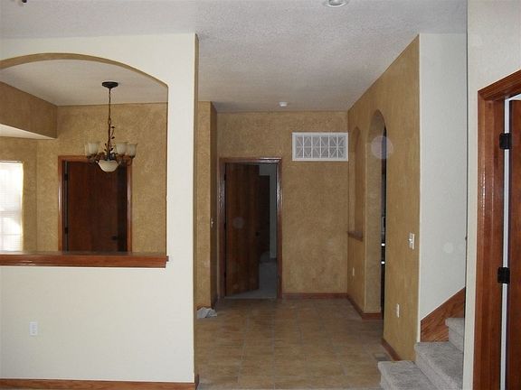 5th image of 839 S B St