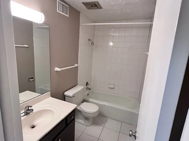 Bristol Square Apartments — Photo 71
