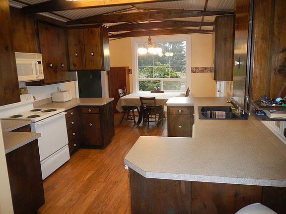 Country Kitchen w/dining area