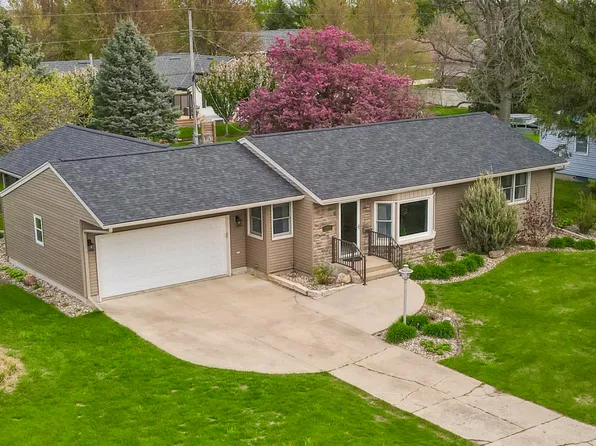 1711 10th Avenue Pl, Grinnell, IA 50112