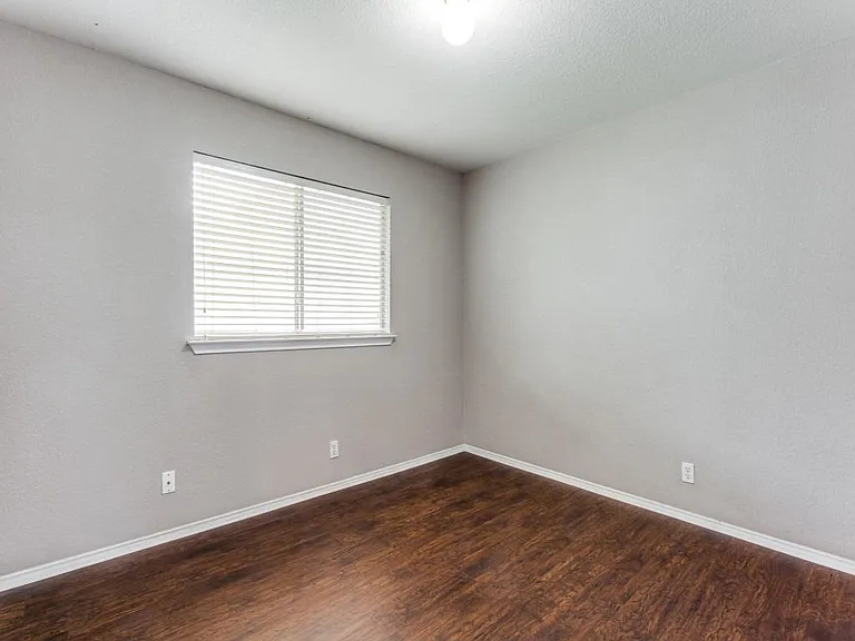 105 Loryn Dr — Photo 10