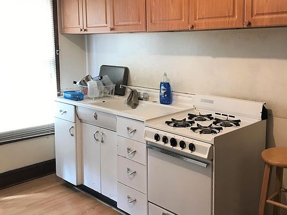 Shared Kitchen Sink, Stove, Cabs