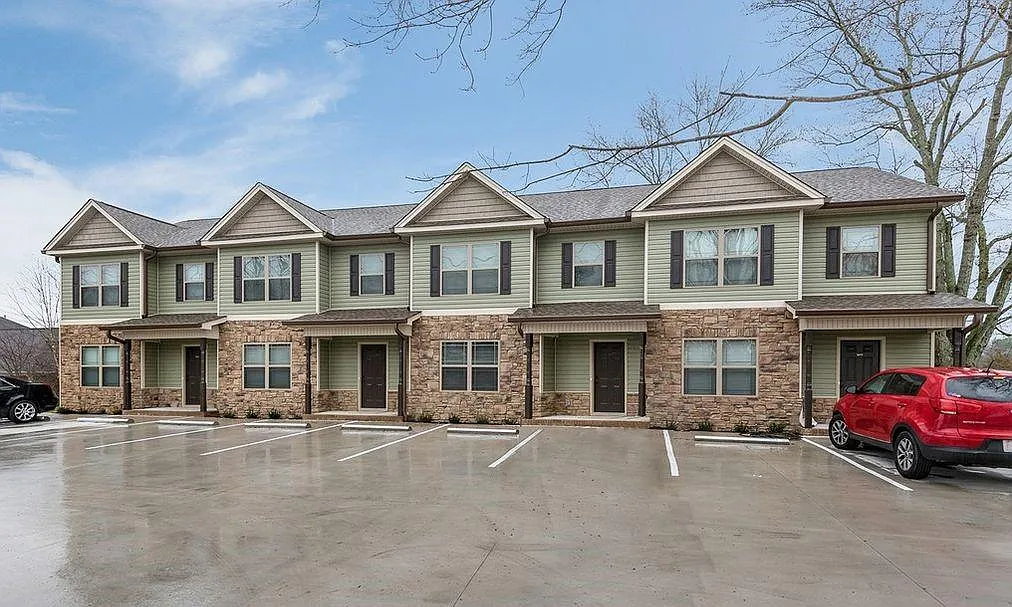 2 bed, 2.5 bath, 1300 sqft, $1,370 — Photo 1