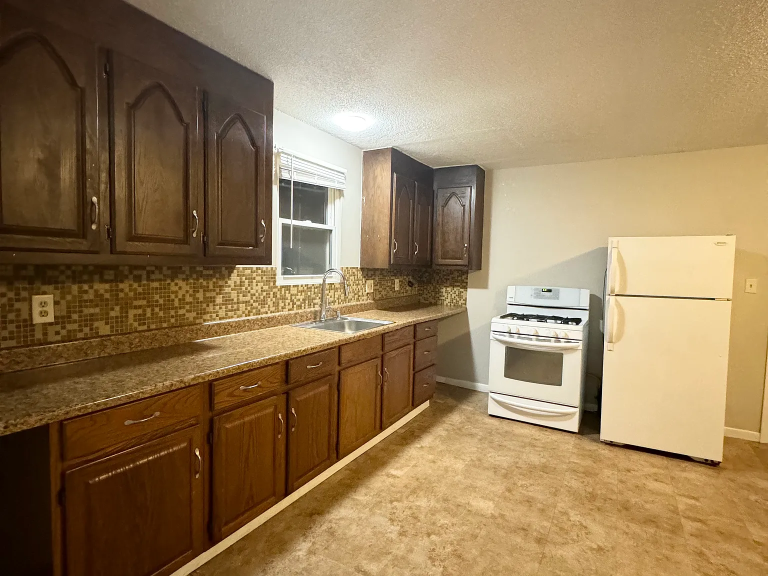 2 bed, 1.5 bath, 1800 sqft, $1,750 — Photo 1