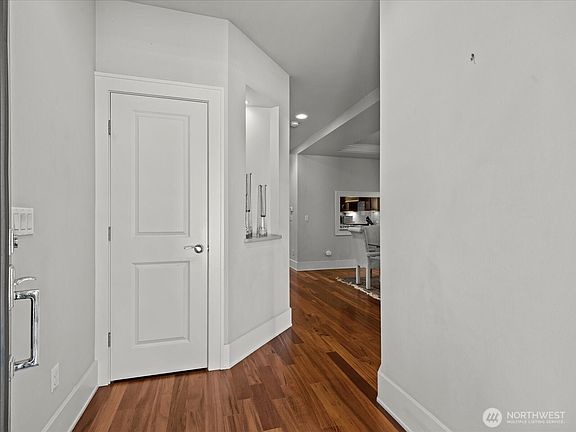 4th image of 1727 Nile Avenue NE