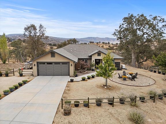 3rd image of 17900 Tejon Dr