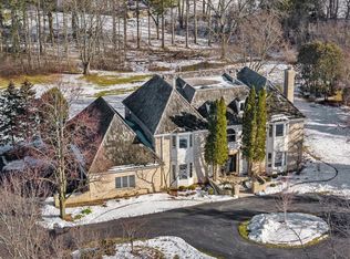 10540 N Country Club Dr, Mequon, WI 53092