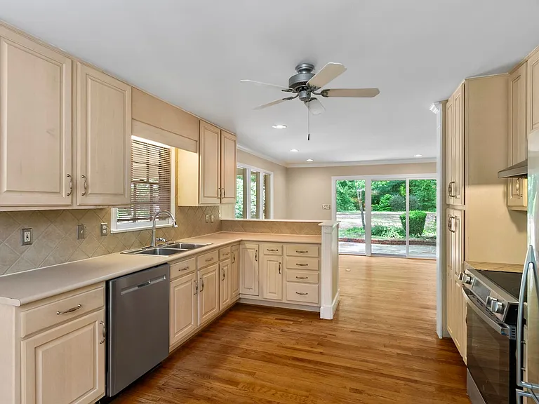 4909 Northwood Lake Dr E — Photo 10