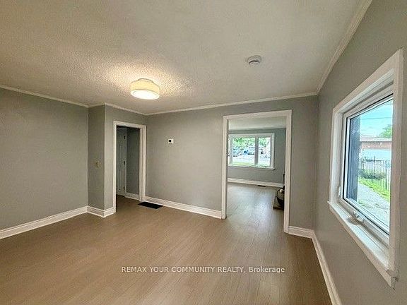4th image of 220 Ruggles Ave