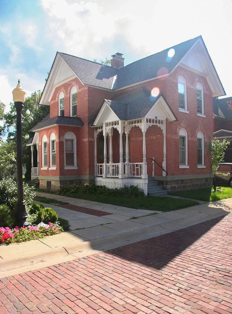 2 bed, 1.5 bath, 1300 sqft, $2,850 — Photo 2