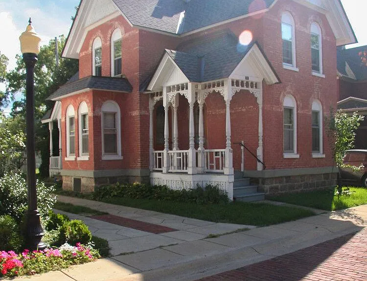 215 Rose Pl — Photo 2