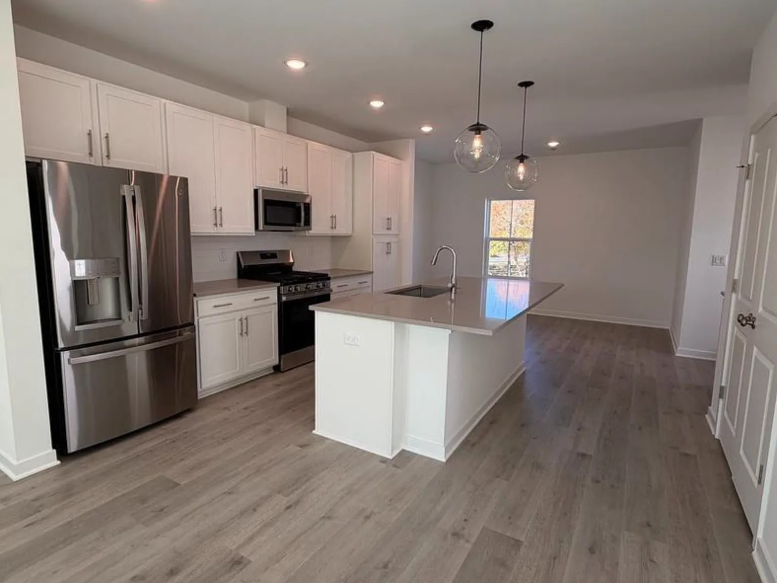 4 bed, 3.5 bath, 1927 sqft, $3,300 — Photo 4