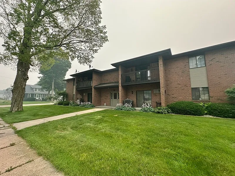 2 bed, 1.0 bath, $815 — Photo 3