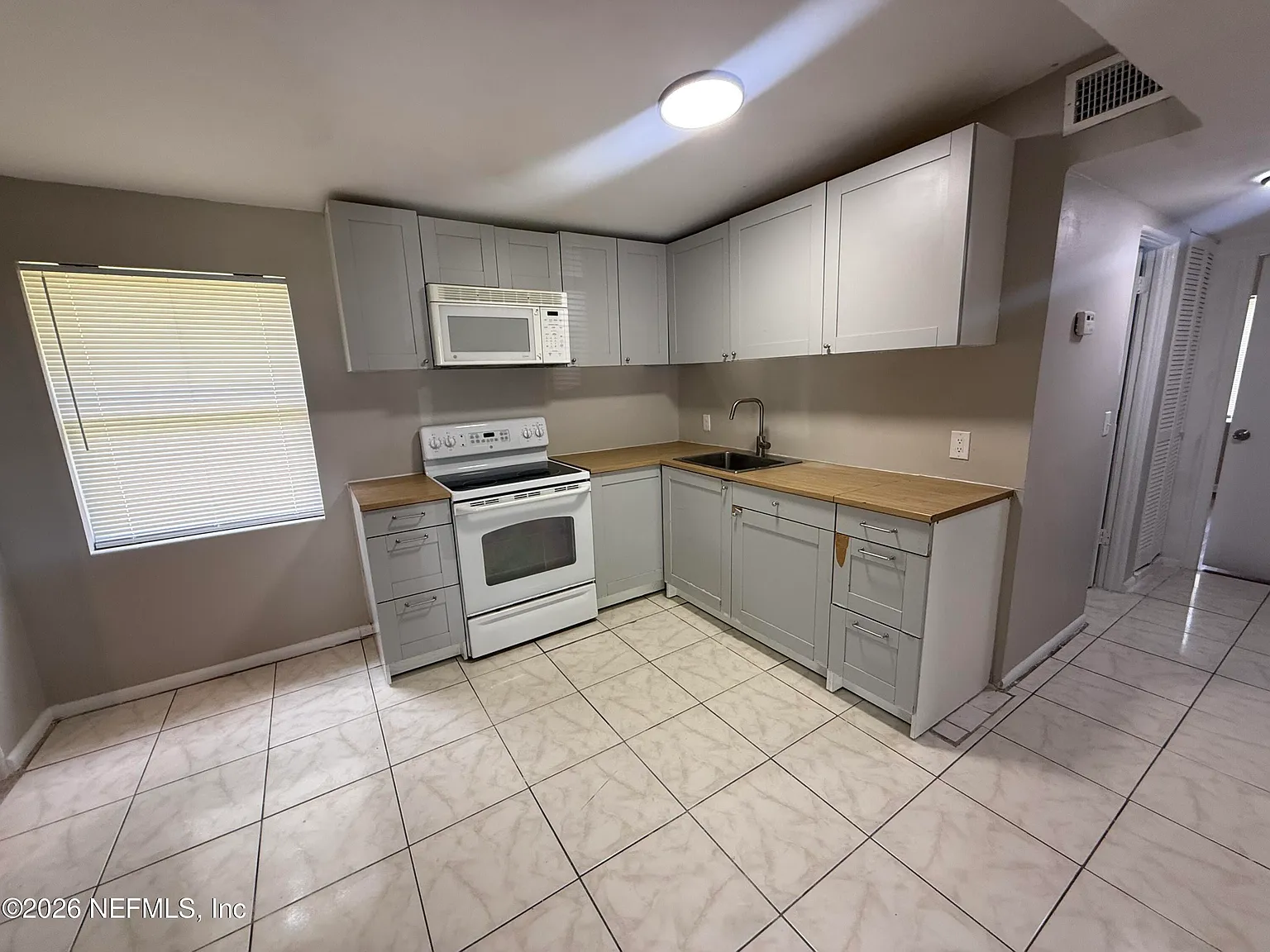 3 bed, 1.0 bath, 1068 sqft, $1,150 — Photo 2