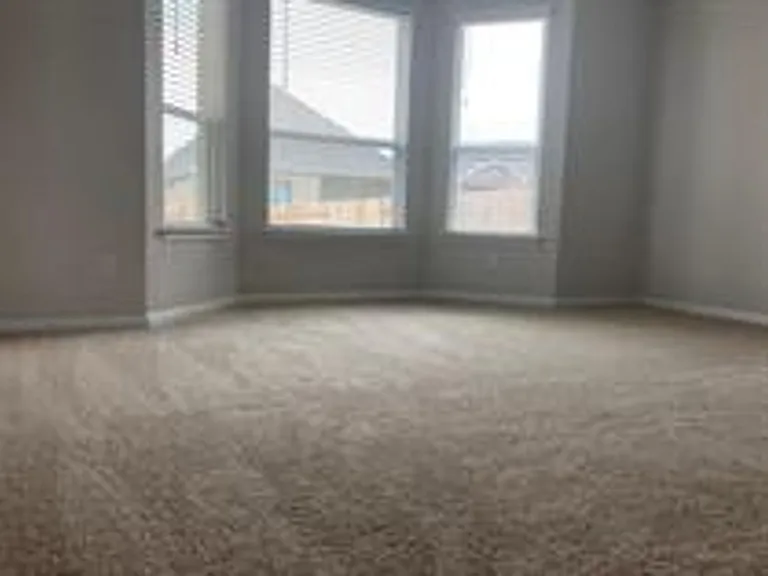 136 Green Knoll Ln — Photo 2