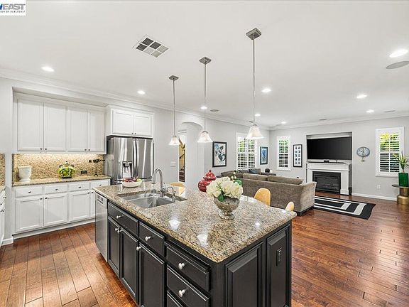 4th image of 3019 Sweetviolet Dr
