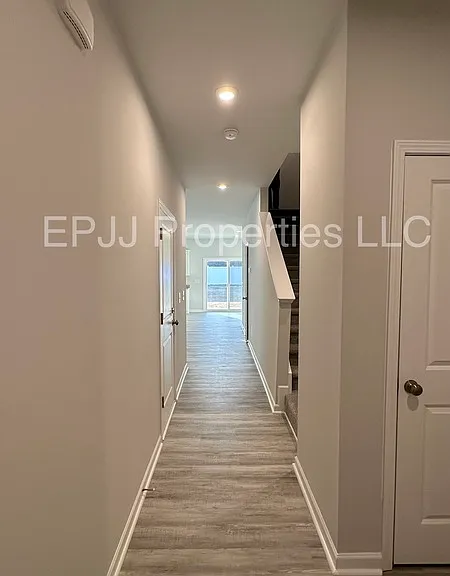 141 Randwick Ln — Photo 2