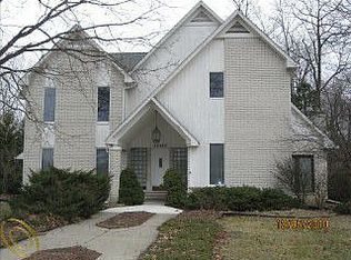 26019 Yorkshire Pl, Grosse Ile, MI 48138