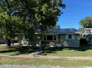 529 E Smith St, Benton, IL 62812