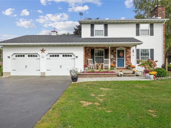 30 Morgan Manor Dr, Oswego, NY 13126