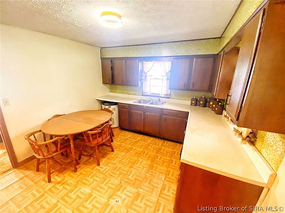 5th image of 211 Silver Creek Drive