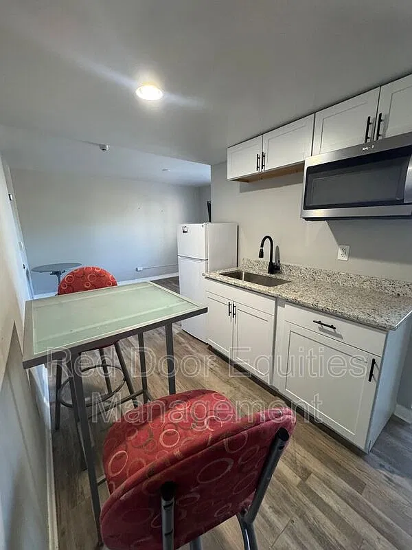 Studio, 1.0 bath, $1,000 — Photo 1