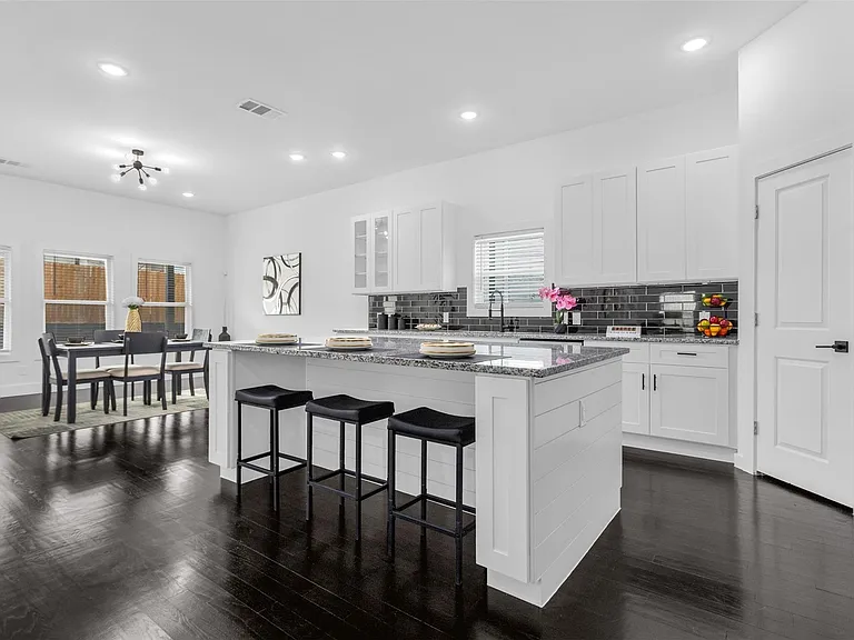 407 Dubois Ave — Photo 18